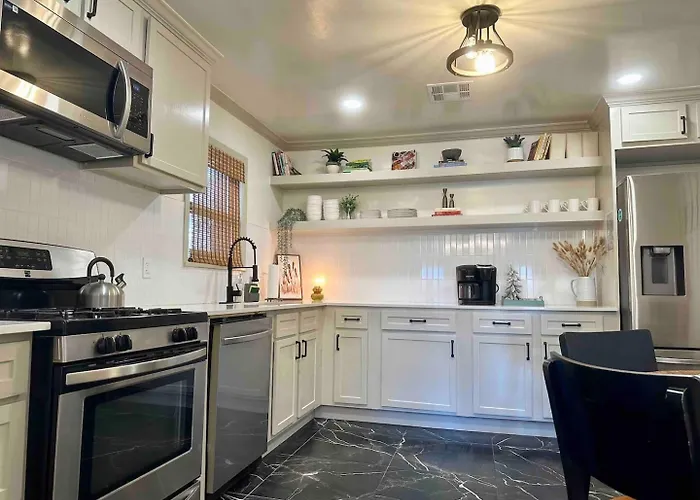 Campus Cottage Kng Bed! Walk To Uco And Downtown