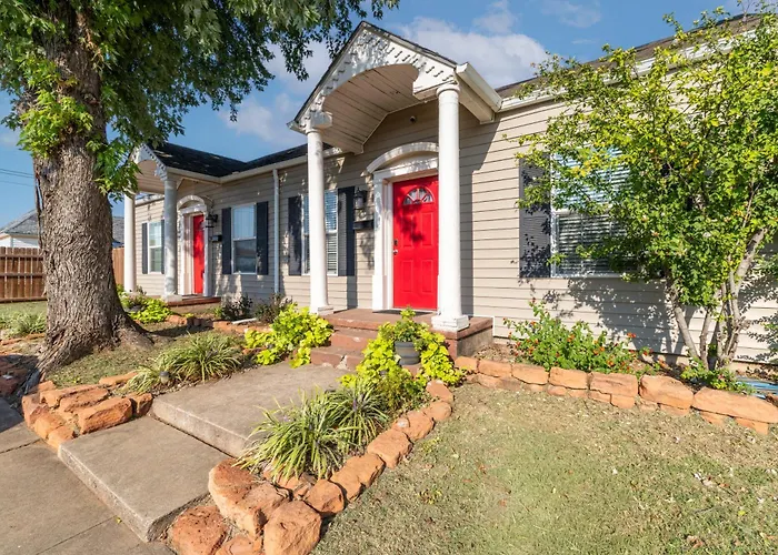 The Cozy Chickasha, Fiber Wifi, Washer & Dryer, Near Dt Chickasha & Leg Lamp!