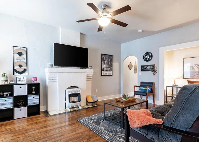 The Cozy Chickasha, Fiber Wifi, Washer & Dryer, Near Dt Chickasha & Leg Lamp!