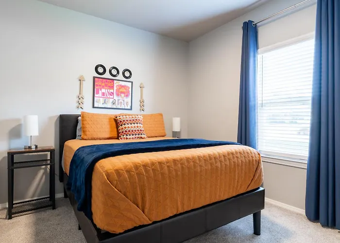 Rock & Roll House, Fiber Internet, Roku Tv, Washer & Dryer, By Dt Chickasha & Leg Lamp!